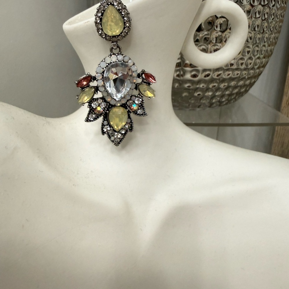 Elegant Crystal Drop Earrings - Picture 3 of 5